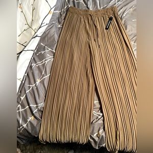 Pleated flowy pants with drawstring waist